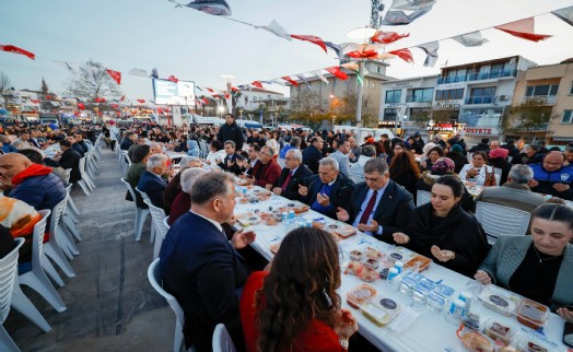İzmir Büyükşehir Belediyesi'nin iftar sofrası Urla'da kuruldu