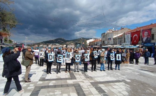 Foça'da 'İmamoğlu' protestosu: 'Korkmuyoruz, susmuyoruz, itaat etmiyoruz!'