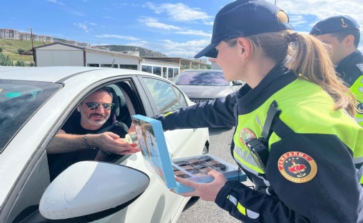 İzmir'de denetimlerde sürücülere kolonya ve çikolata ikramı