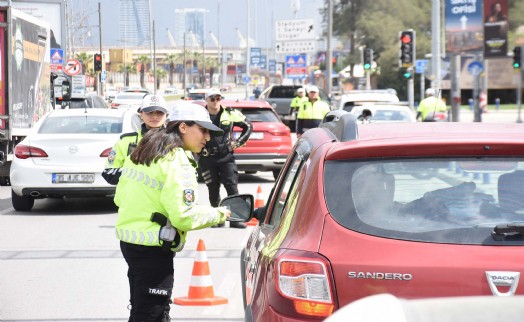 İzmir'de trafik polisleri bayram mesaisinde