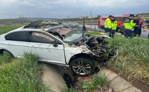 İzmir'de yağmurun kayganlaştırdığı yolda kaza: 1 ölü, 4 yaralı