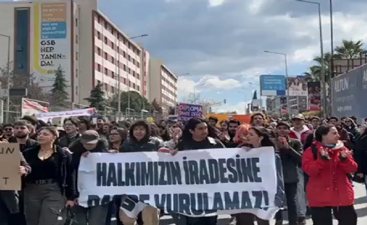 İzmir'de yüzlerce öğrenci kampüsleri doldurdu: Üniversitelilerden 'İmamoğlu' eylemi!