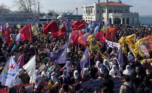 Kadınlardan Kadıköy'de '8 Mart' eylemi: Gözaltılar var!