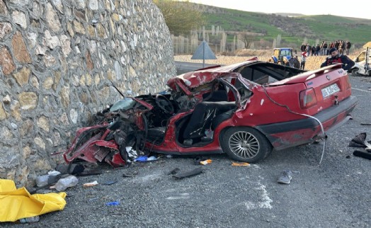 Kamyonet ile otomobil çarpıştı: 2 ölü, 1 yaralı