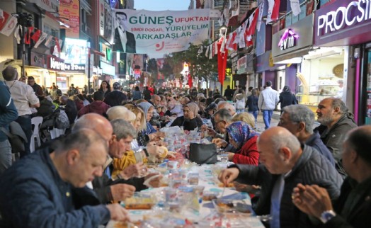 Karşıyaka Çarşısı'nda 4 bin kişilik bereket sofrası!