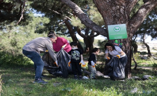 Konak'ta el ele orman temizliği: 2 saatte 750 poşet çöp toplandı