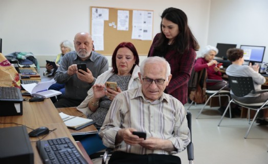 Konak'tan ileri yaştakilere akıllı telefon kullanma kursu