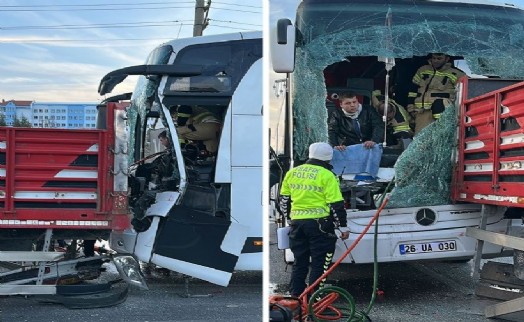Kütahya'da yolcu otobüsü TIR'a çarptı: 16 yaralı