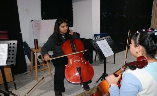 Liseli Zelal'in hayatı çello ile değişti; şimdi başka çocuklara umut oluyor