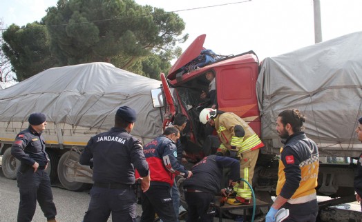 Manisa'da TIR, başka bir TIR'a çarptı; şoförü yaralandı