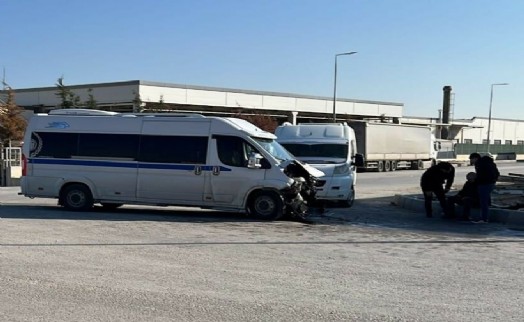 Manisa'da iki servis minibüsü çarpıştı: 19 yaralı