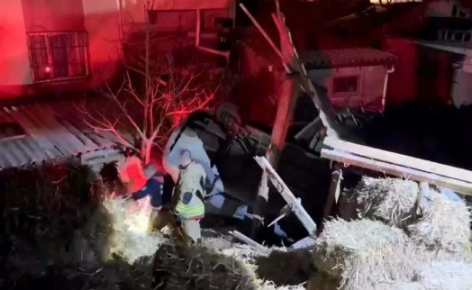 Manisa'da motosikletle çarpışan otomobil evin bahçesine uçtu: 1 ölü, 2 yaralı