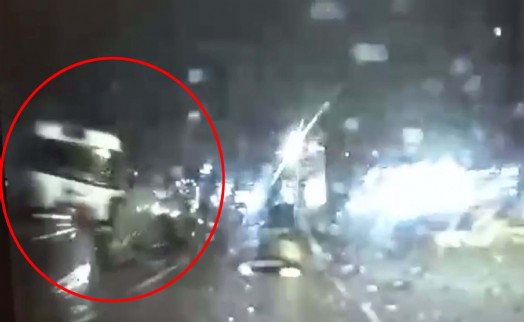 Mazot yüklü tankerin taksiye çarptığı kazanın görüntüleri ortaya çıktı