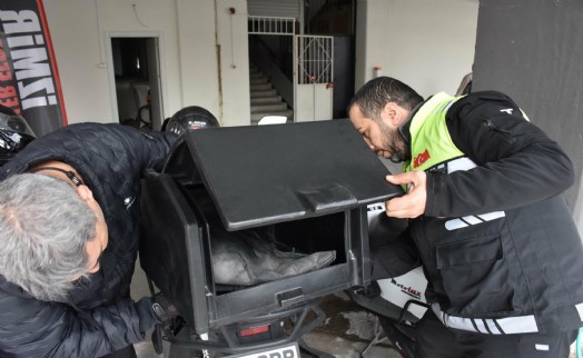 Motosikletli kuryeler, taşıma çantalarını sökmek zorunda kalıyor