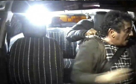 Müşteri olarak bindiği takside şoförün parasını gasbetti; o anlar kamerada