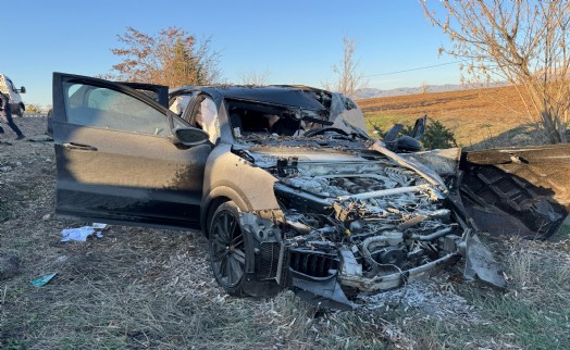 Otomobil TIR'a çarptı, yabancı uyruklu 2 kişi yaralandı