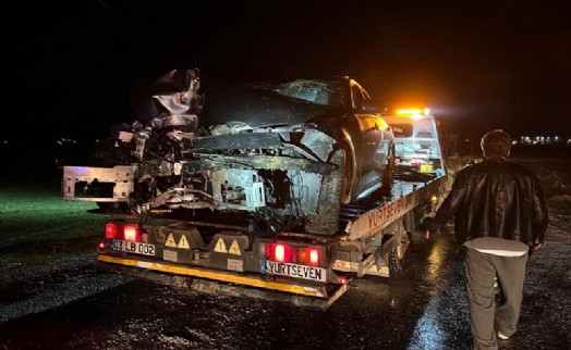 Otomobil elektrik direğine çarptı; 2 yaralı