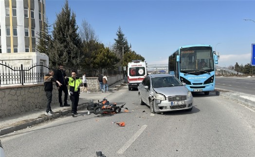 Otomobille çarpışan motosiklet sürücüsü ağır yaralandı