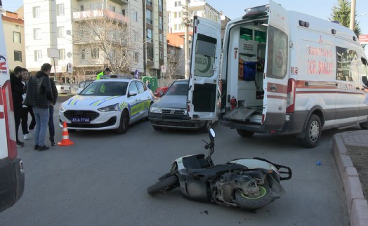 Otomobille çarpışan motosikletteki anne kız yaralandı