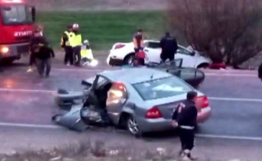 Otomobiller çarpıştı; baba ve kızı öldü, 4 kişi yaralandı