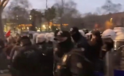 Saraçhane'den Taksim'e yürümek isteyenlere polis müdahalesi