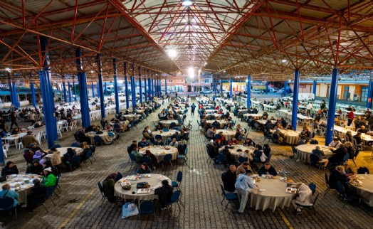 Seferihisar Pazar Yeri'nde binler iftarda buluştu