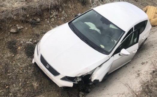 Su kanalına düşen otomobilin sürücüsü yaralandı