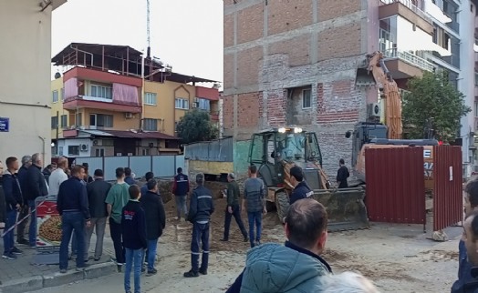 Temel kazısı sırasında bitişikteki 4 katlı binada çökme meydana geldi