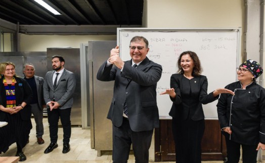 Türkiye'de ilk kez İzmir'de uygulanacak: İşaret dili tercümanları, Eşrefpaşa Hastanesi'nde hizmet verecek