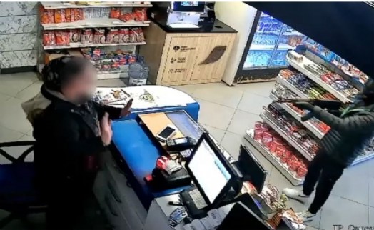 Uzun namlulu oyuncak silahla soygun anı kamerada