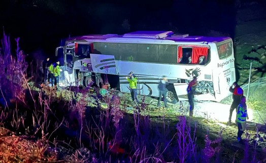 Yolcu otobüsü bariyere çarptı: 1 ölü, 26 yaralı