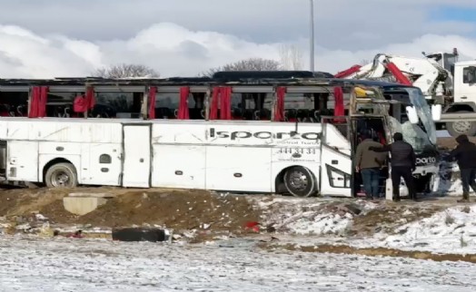 Yolcu otobüsü şarampole devrildi: 1 kişi öldü, çok sayıda kişi yaralandı!