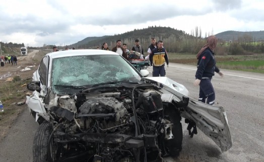 2 otomobil çarpıştı: 3 kişi yaralandı