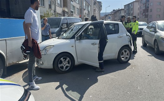 2042'ye kadar ehliyetine el konulan sürücü, park halindeki otobüse çarptı