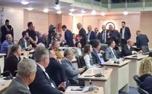 AK Partilileri kızdıran isim değişikliği! Salonu terk ettiler