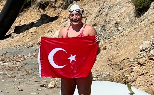 Açık su yüzücüsü Aysu Türkoğlu Ka'iwi Kanalı'nı geçerek tarih yazdı