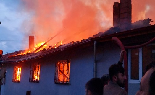 Alev alev yanan ev kullanılamaz hale geldi