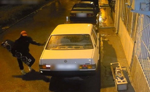 Araçtan ses sistemi hırsızlığı kamerada