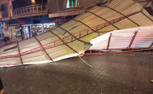 Aydın'da kuvvetli rüzgar; çatılar uçtu, ağaçlar devrildi