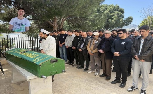 Babası gibi kanserden yaşamını yitiren Levent Kaan, toprağa verildi