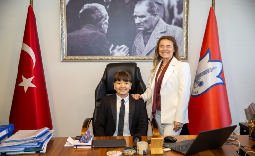 Başkan Mutlu makam koltuğunu çocuklara bıraktı