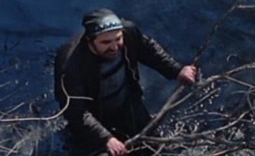 Bataklığa düşen kişiyi itfaiye kurtardı