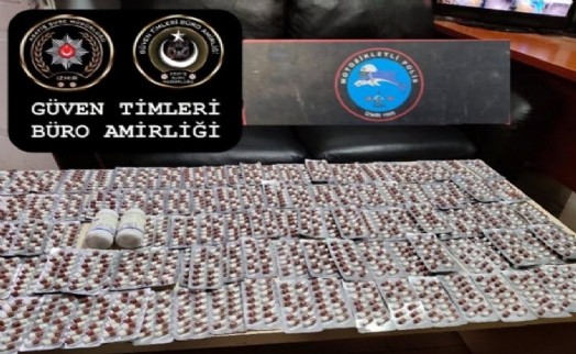 Bayraklı'da durdurulan şüpheli araçta binlerce sentetik hap ele geçirildi