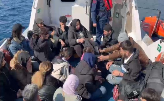 Bodrum'da 23 kaçak göçmen ile 2 göçmen kaçakçısı yakalandı