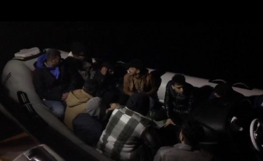 Bodrum'da 32 kaçak göçmen ile 1 göçmen kaçakçısı yakalandı