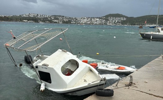 Bodrum'da tekneler suya gömüldü, ağaçlar devrildi