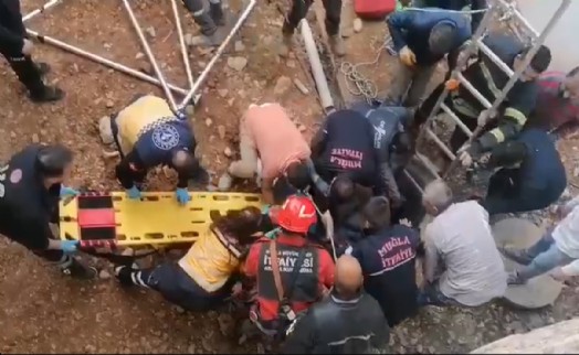 Bodrum'da 4 metrelik kuyuya düşen işçiyi itfaiye kurtardı