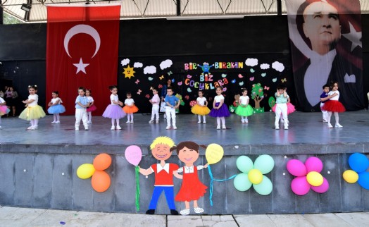 Bornova'da 23 Nisan Coşkusu: Çocuklar geleceğe umutla seslendi