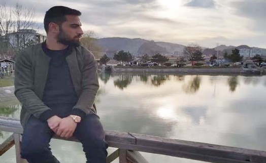 Boşanma aşamasındaki eşini, çocuğuna ait eşyaları bırakırken öldürmüş