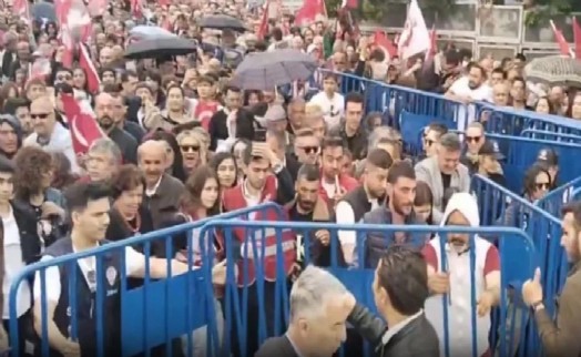 CHP'den Birinci Meclis önünde: Halk barikatı yıktı Anıtkabir'e yürüdü